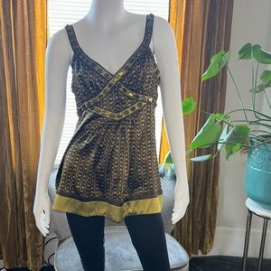 bebe Crescent Print Shell in Yellow and Brown
